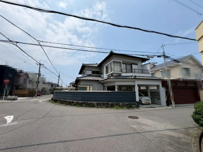 【前面道路含む現地写真】 | 引野町２丁　中古一戸建 | 【玄関】ゆとりある玄関ですよ！シューズボックスございますので、散らかりがちな玄関も片付きますね！