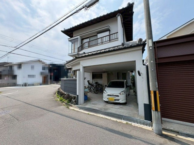 【外観】 | 引野町２丁　中古一戸建 | 【駐車２台可能】カーポート付の駐車スぺースとビルトインガレージです！雨の日も愛車が濡れにくく嬉しいですね♪