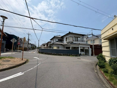 【前面道路含む現地写真】 | 引野町２丁　中古一戸建 | 【２面バルコニー】バルコニー２か所あるので、洗濯物の多い日も安心ですね！