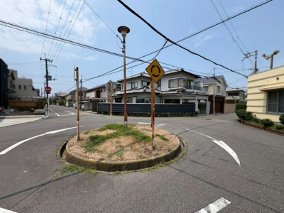 【前面道路含む現地写真】 | 引野町２丁　中古一戸建 | 【閑静な住宅地でのびのび子育て】閑静な住宅地で子育て家族にピッタリ。毎日のお散歩も快適な緑に恵まれたエリアです。
