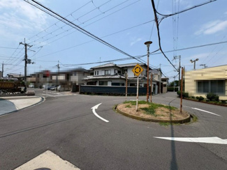 【前面道路含む現地写真】 | 引野町２丁　中古一戸建 | ＬＤＫ約２７．７帖♪リビングからキッチンが見えにくいので、急な来客時などにも安心ですね♪ゆとりあるリビングに家族の時間も増えますね！