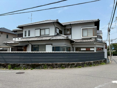 【外観】 | 引野町２丁　中古一戸建 | 作業スペースが多く使いやすいＬ型のキッチンです！お料理の幅も広がりますね！出窓があるので、換気しやすく明るいキッチンです！