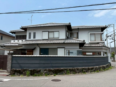 【外観】 | 引野町２丁　中古一戸建 | ゆったりとくつろげる一坪以上の浴室ですよ！時間短縮でシャワーだけの方も多いですが、一日の疲れを癒すため湯船に浸かれば心身ともにリラックスできますね♪
