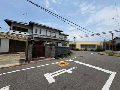 【外観】 | 引野町２丁　中古一戸建 | ゆとりのある洗面室ですよ！朝の身支度もスムーズにできますね♪