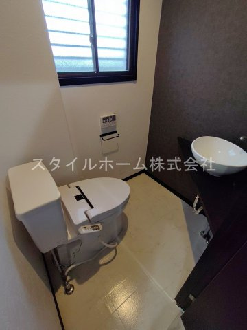 鈴木ハイツのトイレ|同建物内別部屋の写真です。