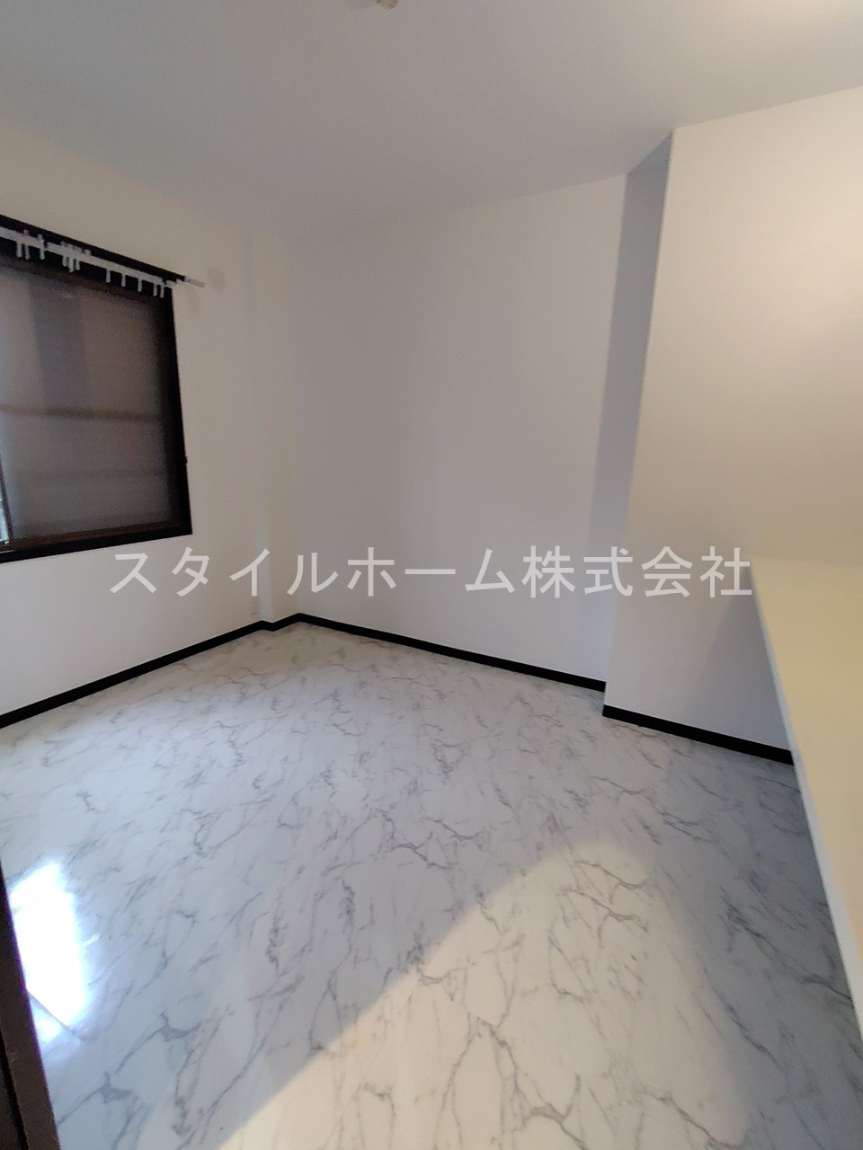 鈴木ハイツの居間・リビング|同建物内別部屋の写真です。