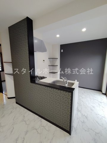 鈴木ハイツの居間・リビング|同建物内別部屋の写真です。