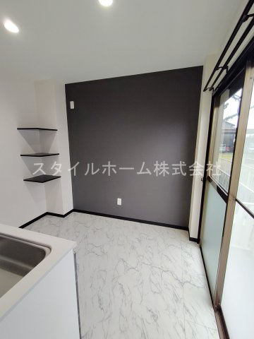 鈴木ハイツの居間・リビング|同建物内別部屋の写真です。