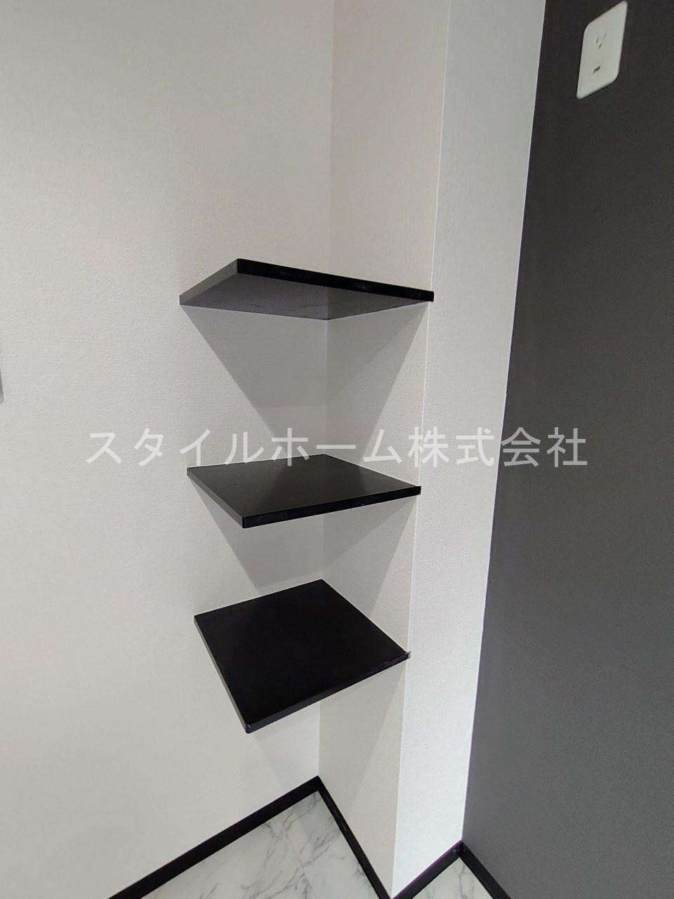 鈴木ハイツの収納|同建物内別部屋の写真です。