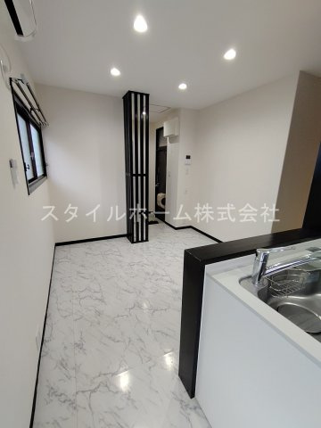 鈴木ハイツの居間・リビング|同建物内別部屋の写真です。