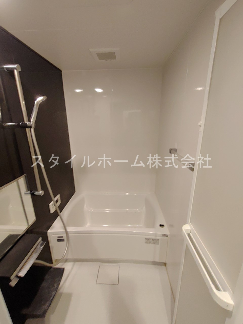 鈴木ハイツの浴室|同建物内別部屋の写真です。