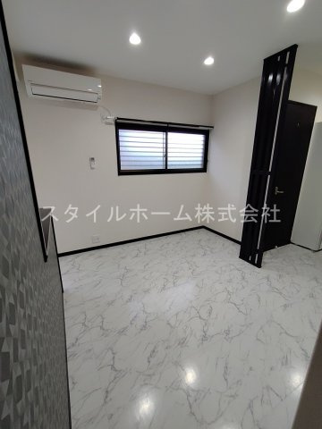 鈴木ハイツの居間・リビング|同建物内別部屋の写真です。