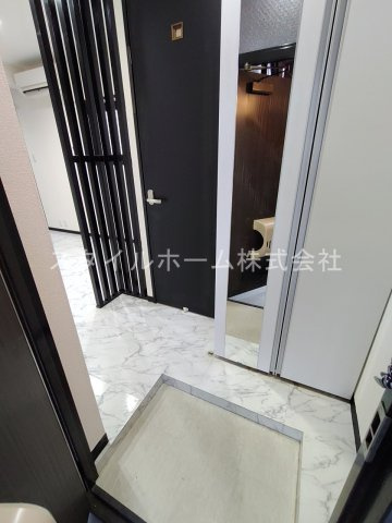 鈴木ハイツの玄関|同建物内別部屋の写真です。