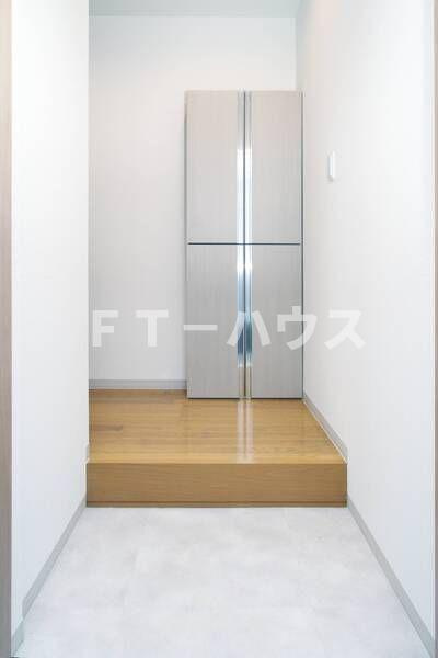 レオ四拾七番館の玄関