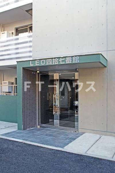 レオ四拾七番館のエントランス