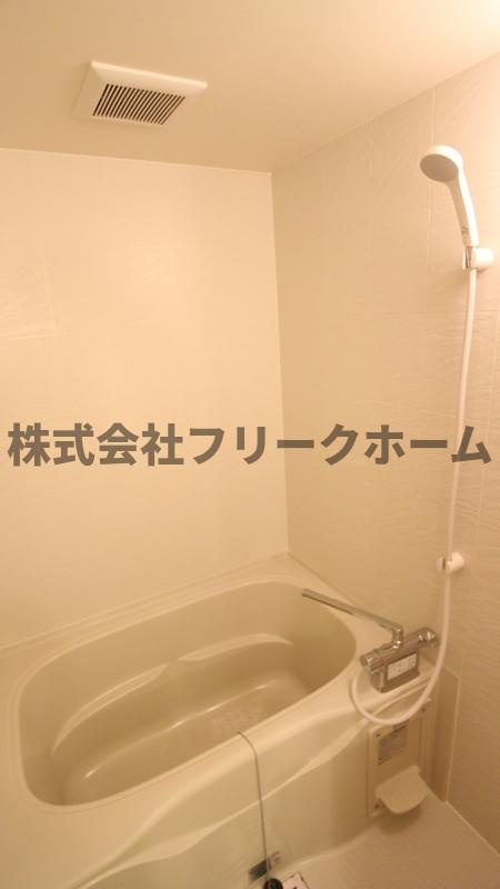 小金井市東町２丁目のアパートの浴室