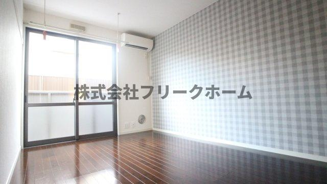 小金井市東町２丁目のアパートの居間・リビング