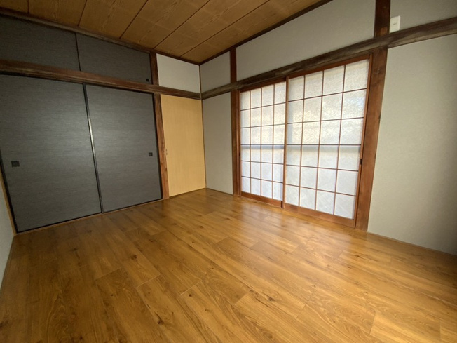 【寝室】 | 芹が谷貸家 | 落ち着いた色調の寝室です