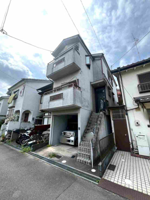 【前面道路含む現地写真】 | 高槻市淀の原町 | ■シャッター付き車庫のため大切なお車も安心！■目の前は淀の原公園のため四季折々の草木が鑑賞できる住環境です■空家のため気兼ねなくご内覧いただけますよ♪
