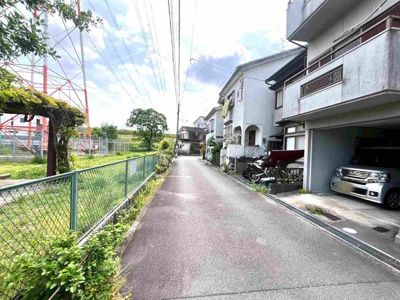 【前面道路含む現地写真】 | 高槻市淀の原町 | ■目の前は淀の原公園のため四季折々の草木が鑑賞できる住環境です■空家のため気兼ねなくご内覧いただけますよ♪

