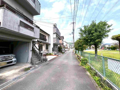 【前面道路含む現地写真】 | 高槻市淀の原町 | ■前面道路幅員4.6ｍ■真っ直ぐ平坦な道が続いています。
