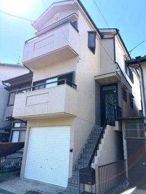 【前面道路含む現地写真】 | 高槻市淀の原町 | ■目の前は淀の原公園のため四季折々の草木が鑑賞できる住環境です■空家のため気兼ねなくご内覧いただけますよ♪
