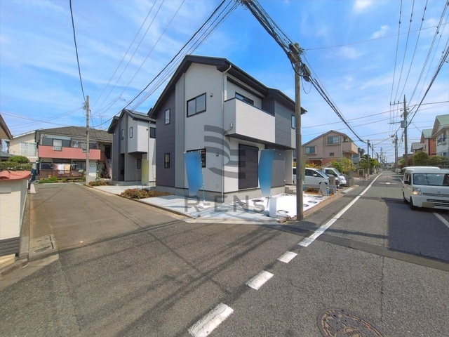 【前面道路含む現地写真】 | 練馬区大泉学園町８丁目　新築戸建て | 角地で陽当たりも通風環境も良好の快適な立地になります