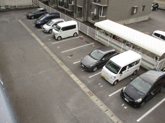 ジュネスの駐車場