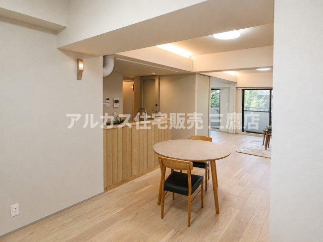 藤和シティホームズ南阿佐ヶ谷の居間・リビング| 柔らかな間接照明が奥行きと上質感を演出する、心地よいリビングダイニング。