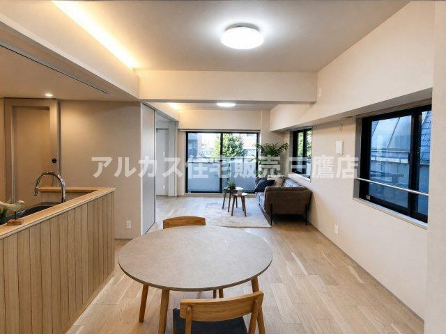 藤和シティホームズ南阿佐ヶ谷の居間・リビング|対面キッチンからダイニング、リビングへと視線がつながるLDK。木目を基調とした内装がやわらかな雰囲気を演出します。
