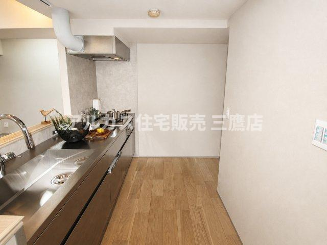 藤和シティホームズ南阿佐ヶ谷のキッチン|シンクからコンロまで一直線に配置したキッチン。作業スペースと下部収納をしっかり確保しています。