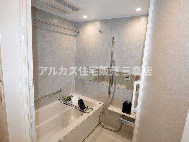 藤和シティホームズ南阿佐ヶ谷の浴室| 横長ミラーを備えた浴室。浴槽まわりには手すりや物干しバーも設けられています。