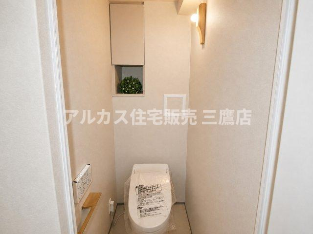 藤和シティホームズ南阿佐ヶ谷のトイレ|壁面収納を備えたトイレ。小物を置けるスペースもあり、すっきり整えやすい設計です。