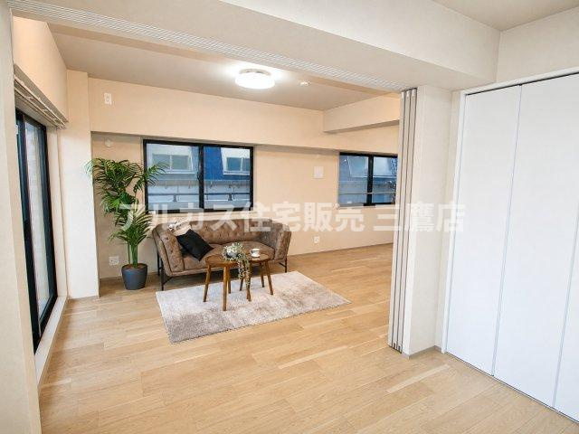 藤和シティホームズ南阿佐ヶ谷の洋室|引き戸で間仕切りできる隣接居室から望むリビング。開放時は空間につながりが生まれ、暮らし方に合わせて使い分けできます。