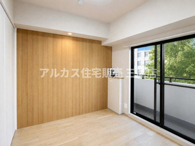 藤和シティホームズ南阿佐ヶ谷の洋室|温かみのある木目調のアクセントウォールとダウンライトが印象的な洋室。