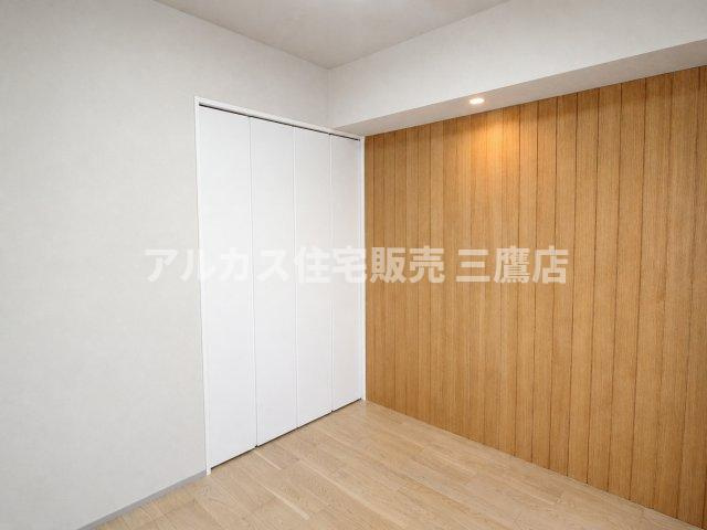 藤和シティホームズ南阿佐ヶ谷の洋室|壁面になじむホワイトのクローゼット扉を備えた、すっきりとした印象の居室。