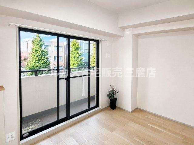 藤和シティホームズ南阿佐ヶ谷の洋室|バルコニーからの自然光が室内を明るく照らす、開放感のある洋室。