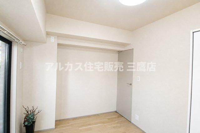 藤和シティホームズ南阿佐ヶ谷の洋室|落ち着いたトーンのクロスと木目調フロアが調和する、シンプルな洋室空間。