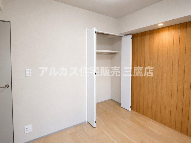 藤和シティホームズ南阿佐ヶ谷の収納|衣類を効率よく整理・収納できるハンガーパイプと棚を備えたクローゼット。