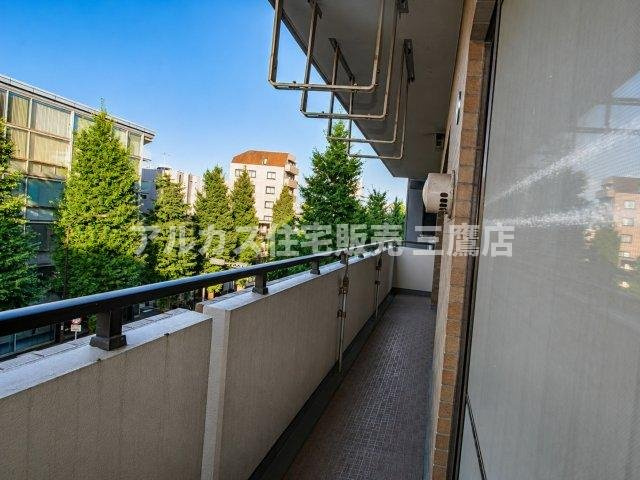 藤和シティホームズ南阿佐ヶ谷のバルコニー|緑豊かな街路樹を望む、開放的で奥行きのあるワイドバルコニー。