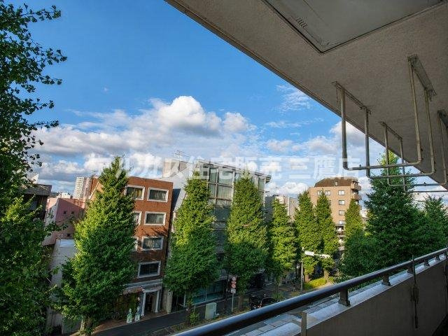 藤和シティホームズ南阿佐ヶ谷の展望|青空と街並みが広がる、爽やかな風と光を感じられるバルコニーからの眺望。