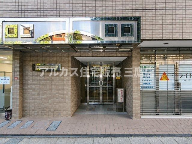 藤和シティホームズ南阿佐ヶ谷のエントランス|タイル貼りの外壁と金属調の庇が印象的なエントランス。奥まったアプローチが住まいへの導線を整えています。