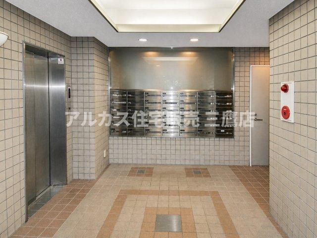 藤和シティホームズ南阿佐ヶ谷の設備|エレベーターと集合郵便受けを備えた共用ホール。すっきりと整理された動線です。