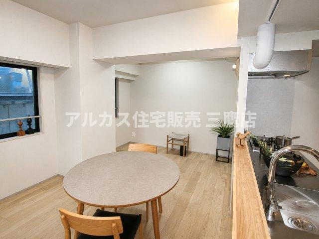 藤和シティホームズ南阿佐ヶ谷の居間・リビング| 木目の温もりが広がる、対面キッチンと一体感のあるダイニングスペース。