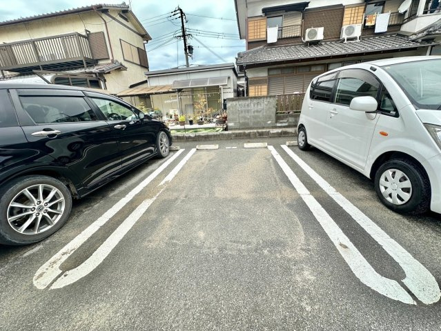 ヴィラ・フォレスティア101の駐車場