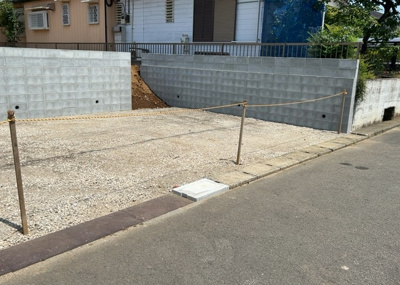 【前面道路含む現地写真】 | 鳶尾新築戸建 | 住宅用の土地では前面道路に2m以上接していなければならないと法律で定められています。しかし、お持ちの車のサイズやライフスタイルなどにより、2mでは利便が悪い場合もございますので、事前に確認しましょう。