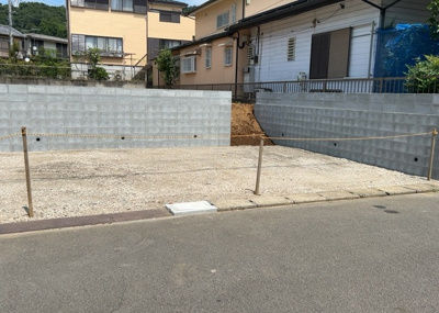 【前面道路含む現地写真】 | 鳶尾新築戸建 | お持ちの車種によっては前面道路が広い方が便利でしょう。しかし、前面道路が広ければその分交通量が多くなるため、騒音などが気になる場合があります。実際に現地を見学し、周辺交通量や騒音などを確認しましょう！