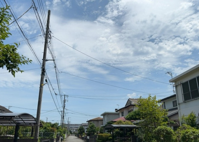 【展望】 | 鳶尾新築戸建 | 桜や紅葉の名所に出かける人は多いと思いますが、家にいながら季節の移ろいを感じる生活を送りませんか？リビングや窓から見える景色が生活を彩るワンポイントに！現地から見える景色を堪能してみては如何でしょう。