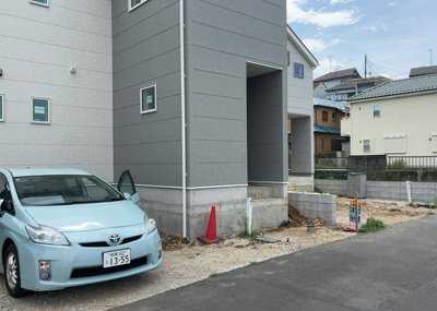 【前面道路含む現地写真】 | 小山町新築戸建 | 住宅用の土地では前面道路に2m以上接していなければならないと法律で定められています。しかし、お持ちの車のサイズやライフスタイルなどにより、2mでは利便が悪い場合もございますので、事前に確認しましょう。