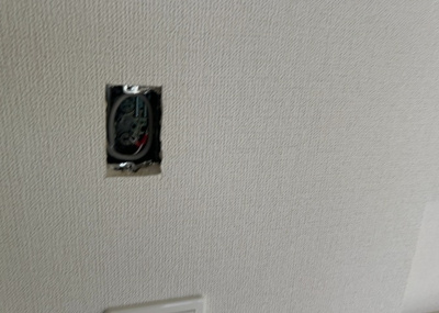 【セキュリティ】 | 小山町新築戸建 | モニターで来訪者を確認して、目的が分からない場合はインターホンを通じて室内から会話することができます。怪しいと感じた場合はインターホン越しにお帰りいただくことができるので、直接会うことがなく安全です。
